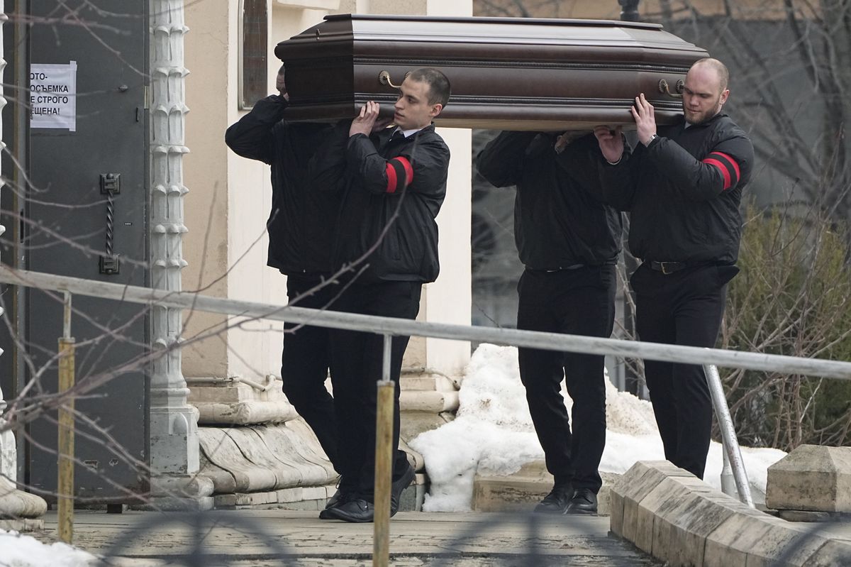 Nawalnys Leichnam wird in die Kirche getragen
