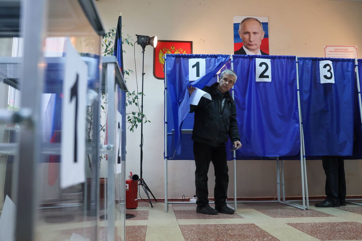 Putin ist überall: Wahllokal im russisch besetzten Donezk (Ukraine).