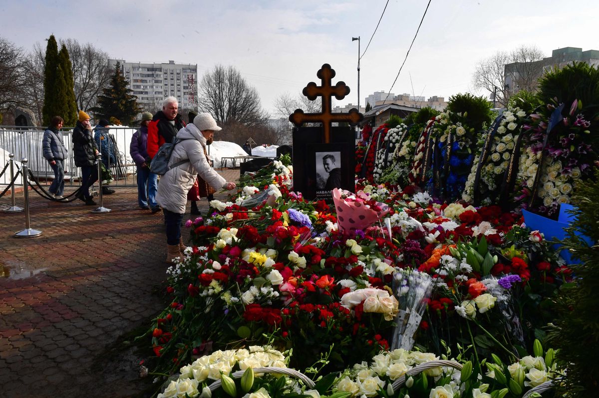 Trauernde besuchen am Samstagmorgen das Grab von Kremlkritiker Alexei Nawalny und legen Blumen nieder.