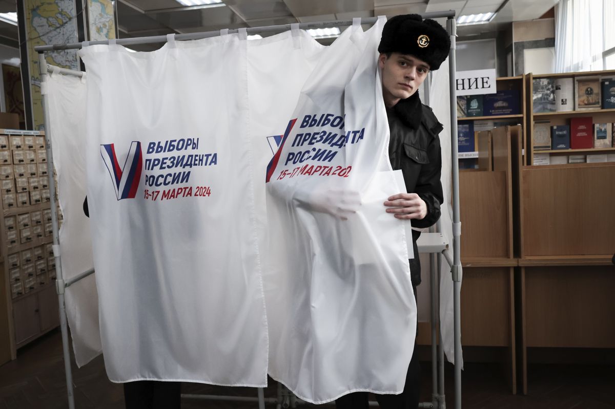 Ein Student der Marine-Universität in Wladiwostok verlässt am Freitag eine Wahlkabine in der Hafenstadt. 