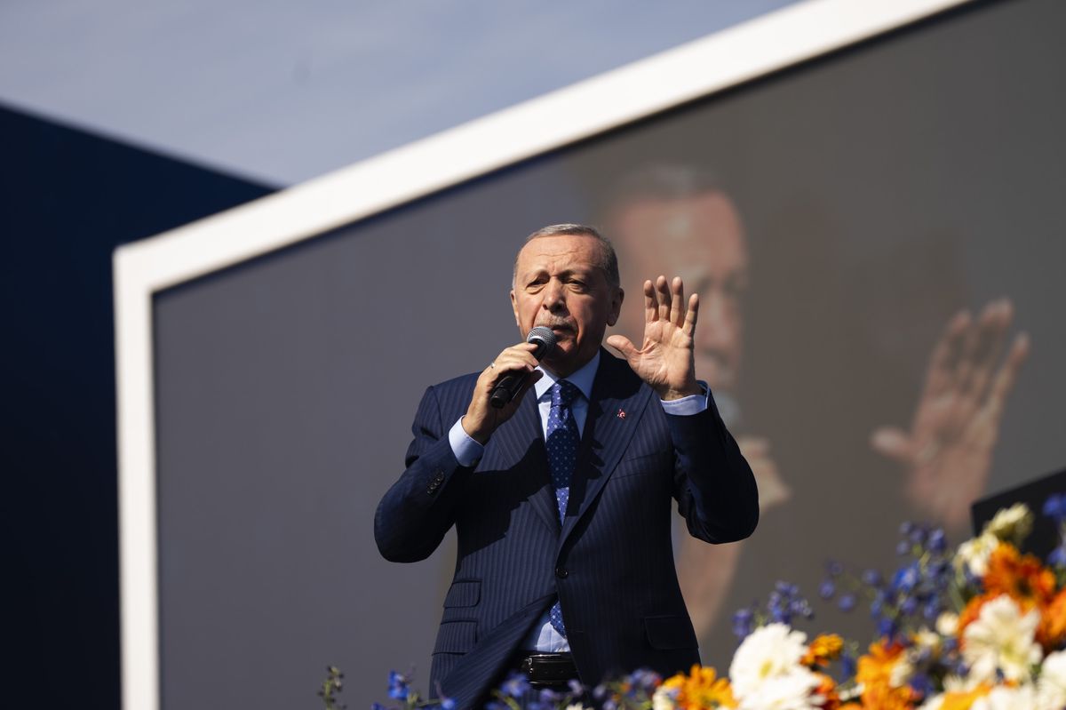 «Hakkari, du bist so schön wie die Tulpen der Berge»: Recep Tayyip Erdogan trat, obwohl es nicht direkt um ihn geht, auch im Osten des Landes auf.