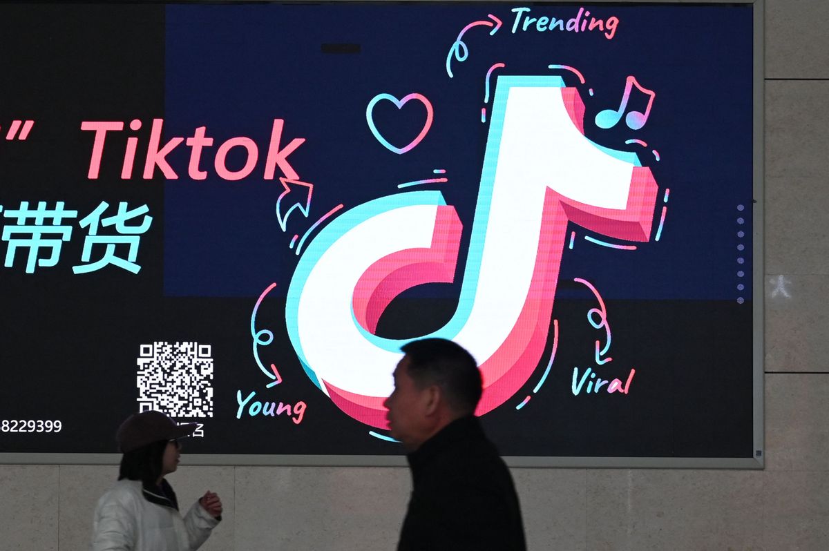 Weltweit populäre App: Tiktok-Logo am Bahnhof in Zhengzhou, China.