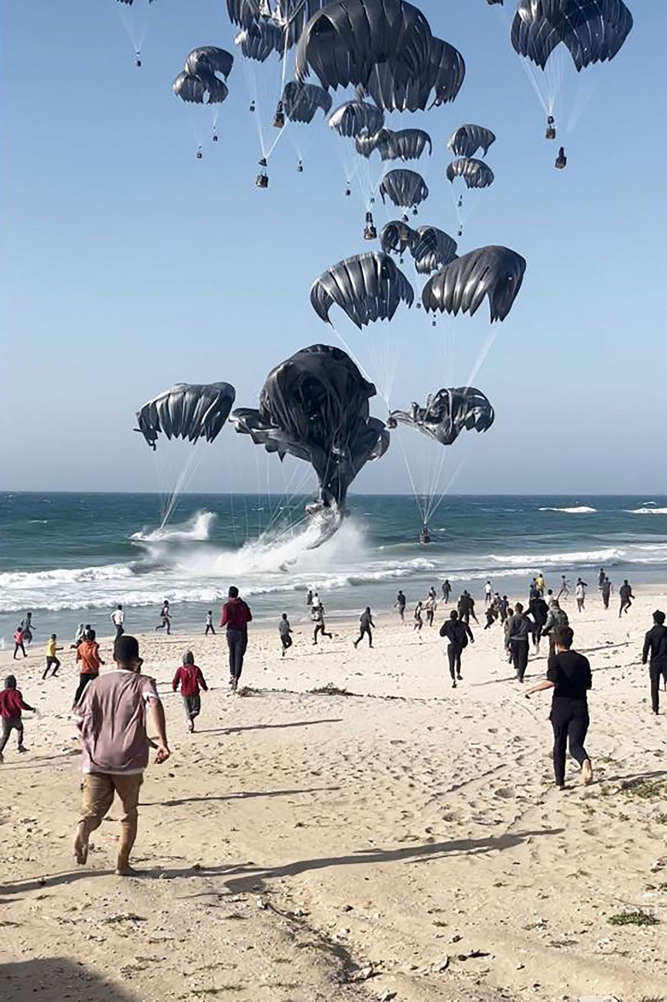 US-Hilfe von oben: Fallschirme mit lebenswichtigen Gütern landen an einer Küste des Gazastreifens.