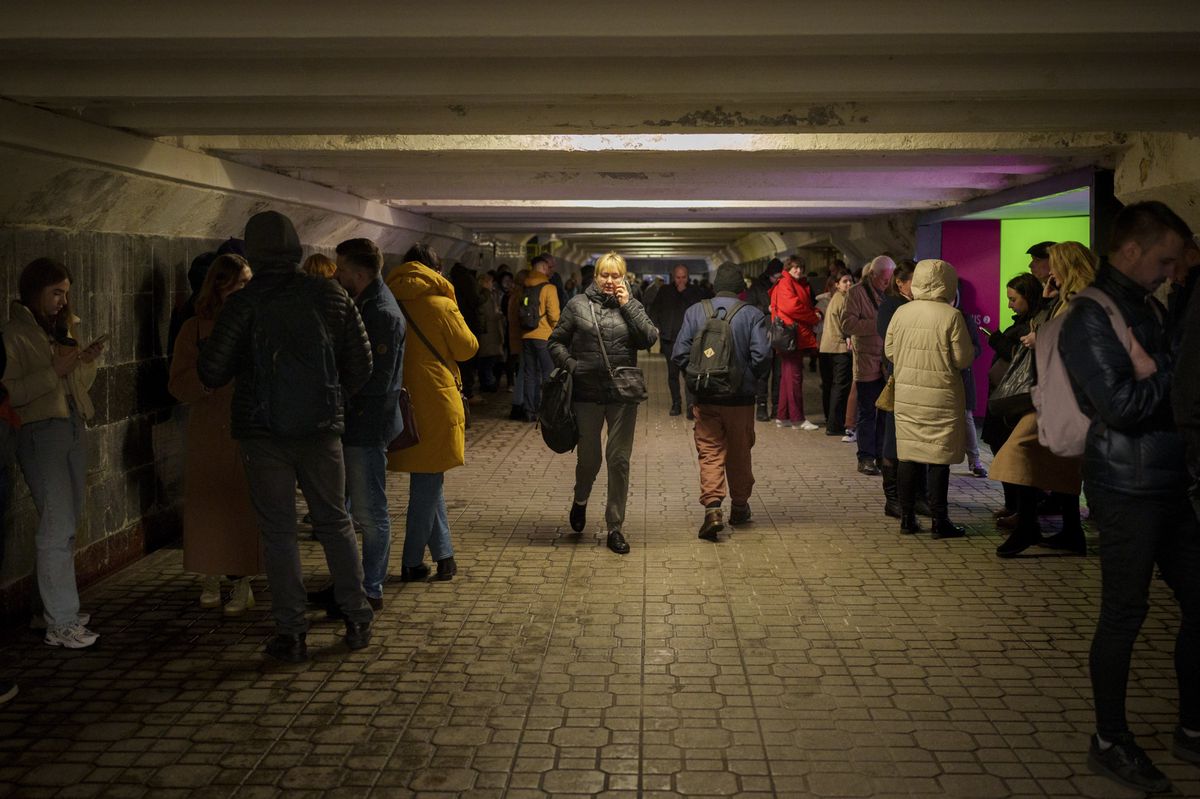 Am Montag suchten Menschen im Kiewer Untergrund Schutz vor den russischen Angriffen.