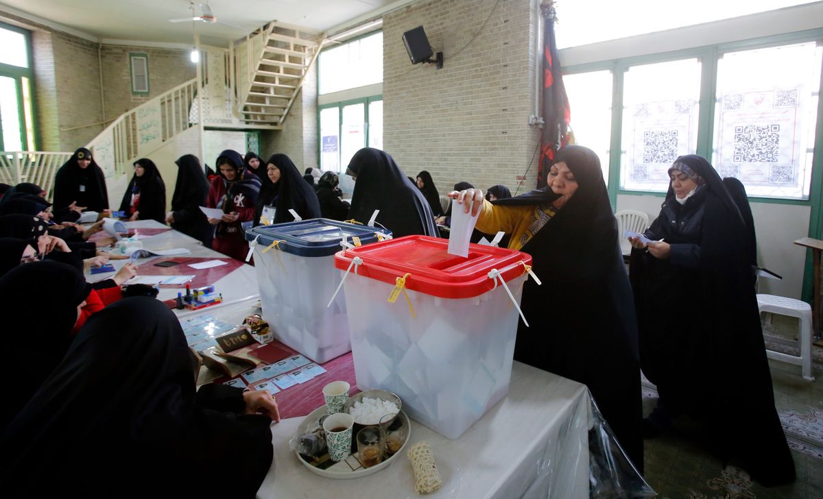 Votum für die Konservativen und Hardliner: Wählerinnen in einem Stimmlokal in Teheran.