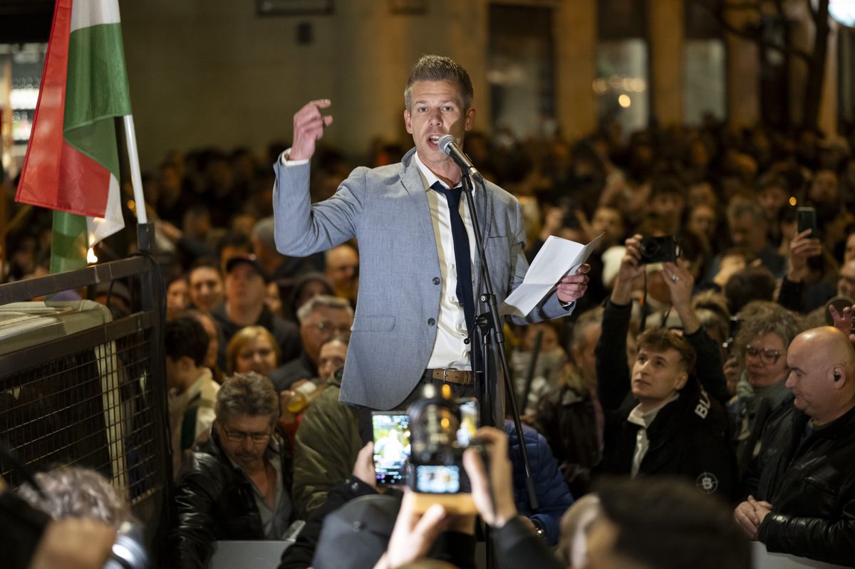 Peter Magyar hält eine Rede am Kossut-Lajos-Platz in Budapest. (26. März 2024)