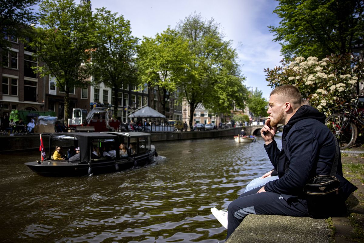 Zahlreiche Europäer decken sich in Amsterdam mit Gras ein, ohne dass die Herkunft der Ware in den Coffeeshops kontrolliert wird.