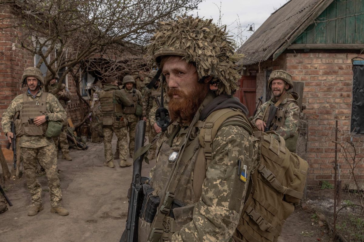 Ukrainische Infanteristen im Kriegsgebiet von Donezk. Sie sollen neu schon 25-jährige Kameraden erhalten.