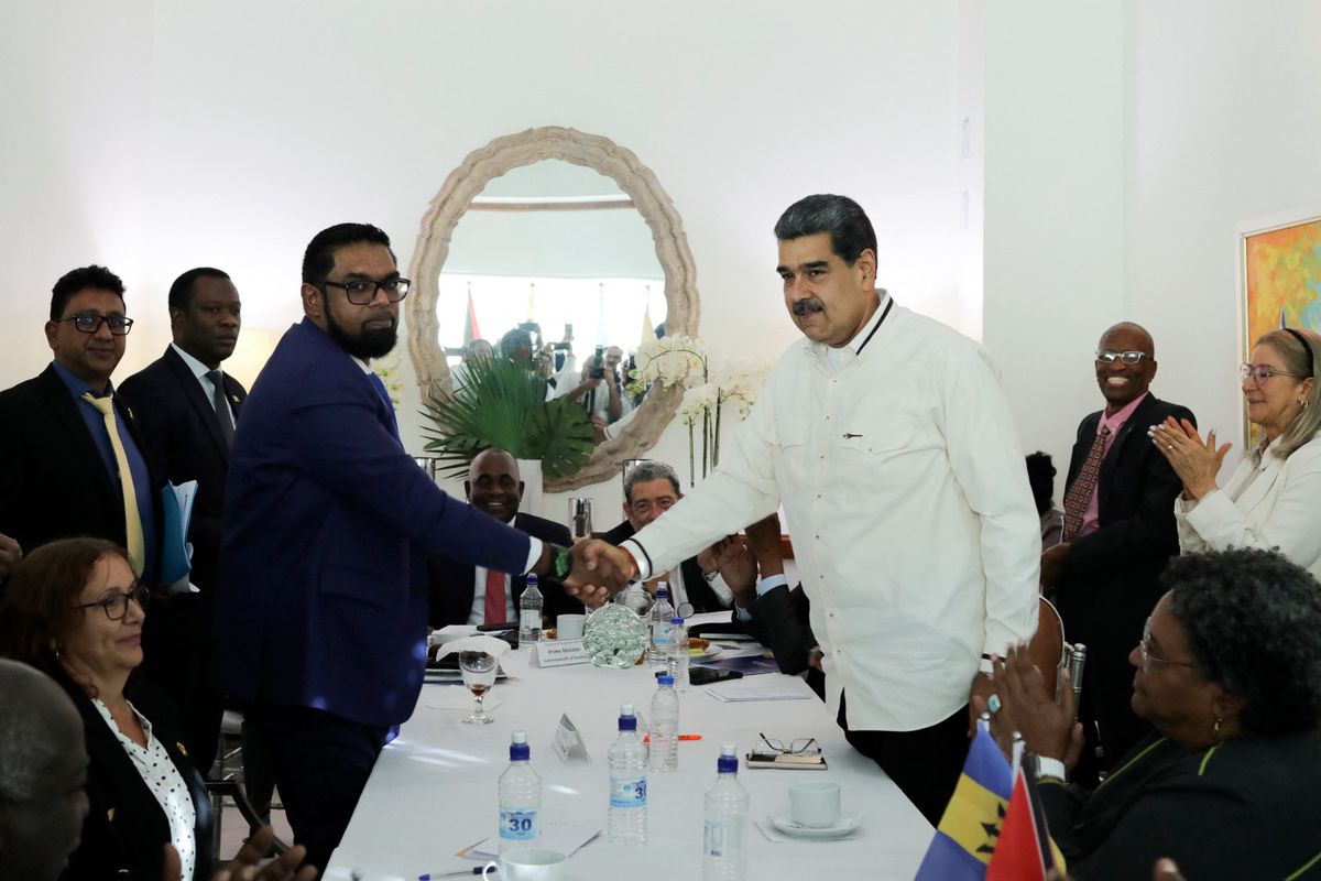 Ein Handshake, der wohl nichts wert ist:  Irfaan Ali (l.) und Nicolas Madura anlässlich eines Treffens im Dezember 2023.