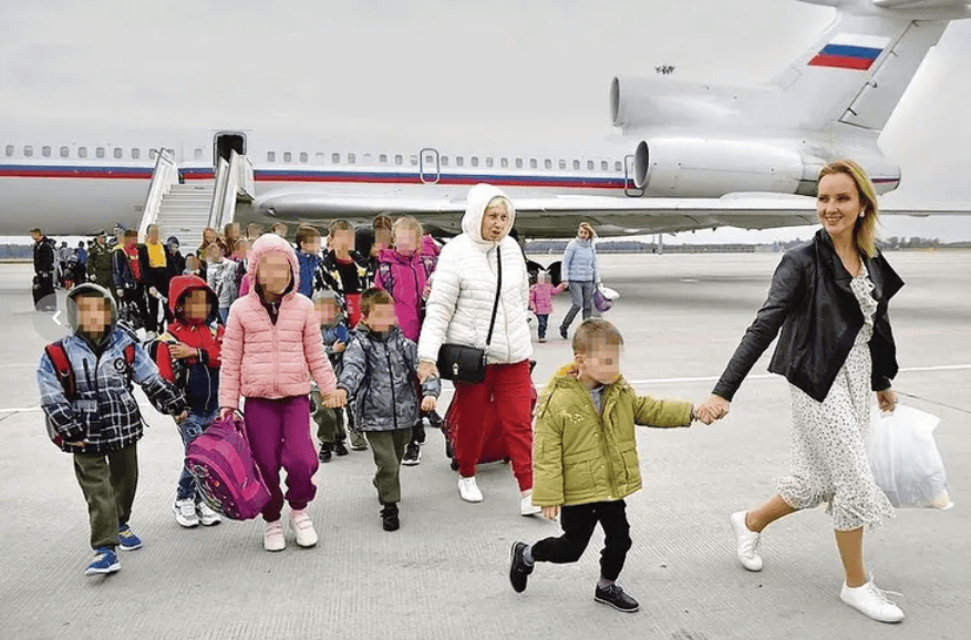 Sie stellt sich als Wohltäterin dar: Die russische Kinderrechtskommissarin Maria Lwowa-Belowa (rechts) und eine Gruppe von Kindern aus Mariupol bei ihrer Ankunft in Moskau im Herbst 2022.