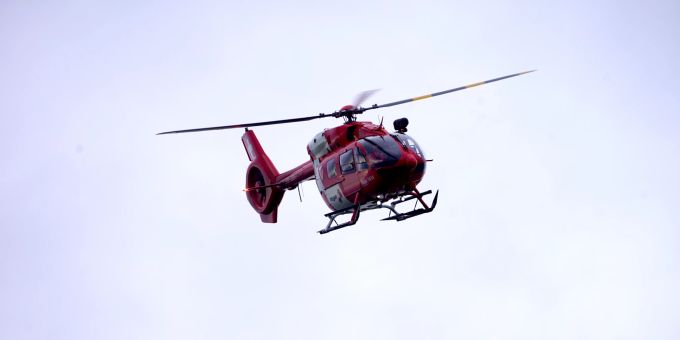 Ein Rettungshelikopter der Rega im Flug. (Symbolbild)