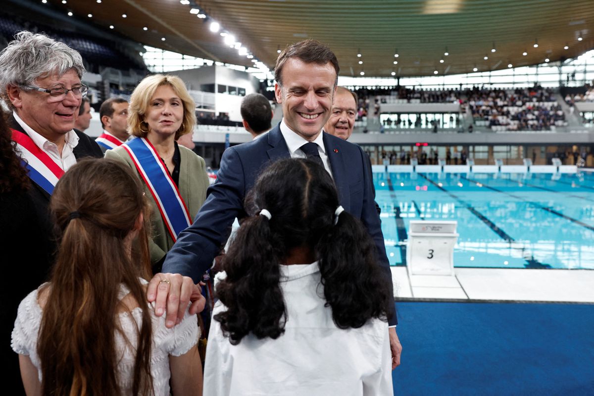 Macron äusserte sich zu dem Telefonat am Rande der Einweihung eines Wassersportzentrums für die Olympischen Spiele in Paris.