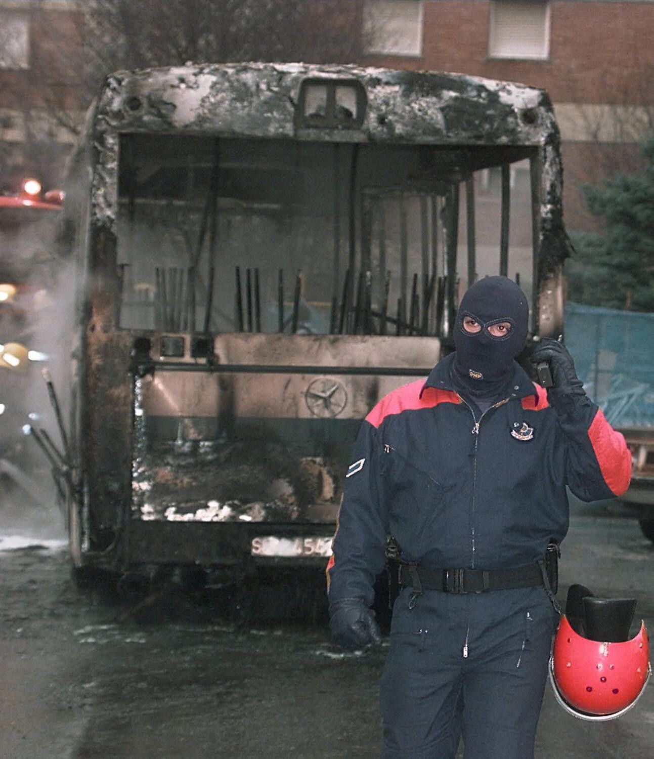 In den Jahren des Terrors: Maskierter Polizeibeamter vor einem ausgebrannten Bus bei San Sebastián.
