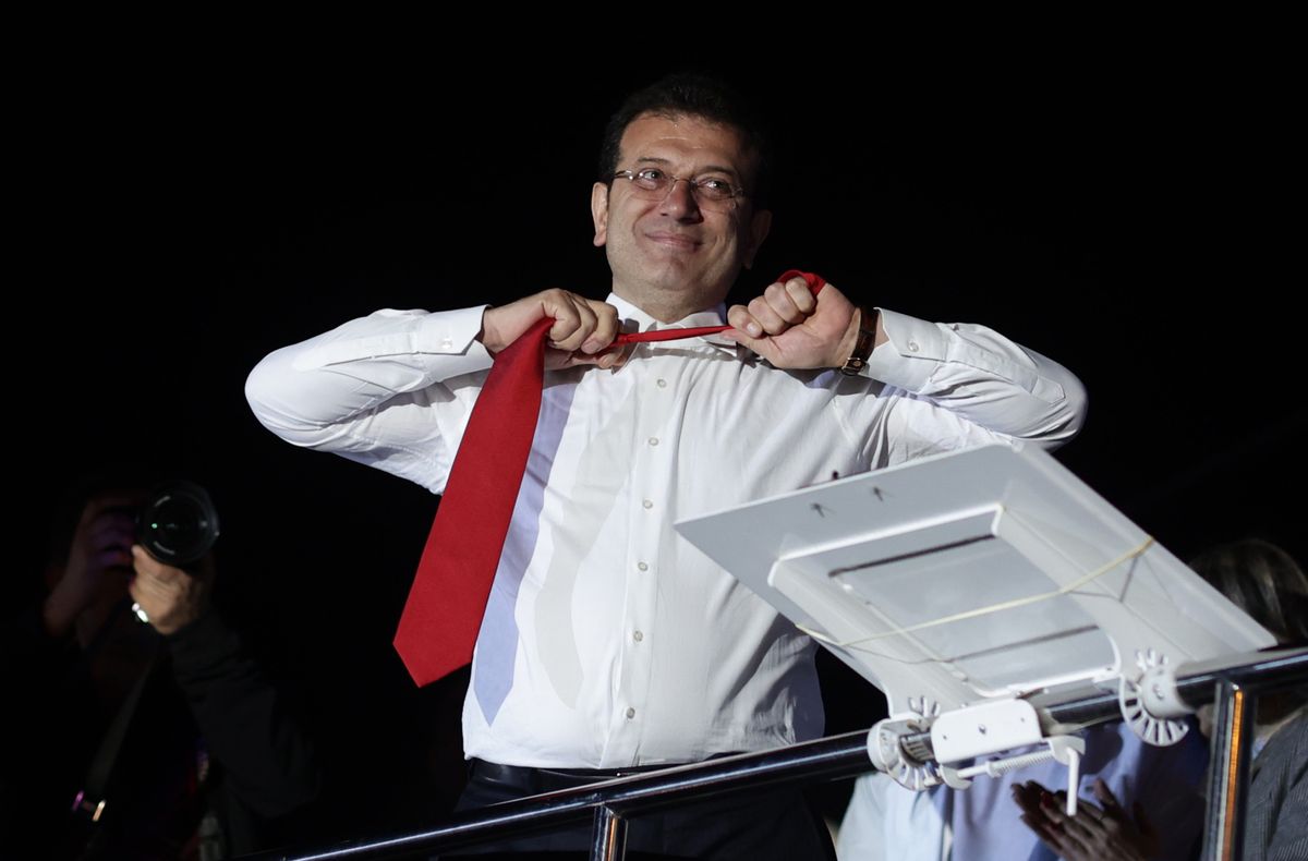 Wenn İmamoğlu die Krawatte auszieht, wissen seine Anhänger, dass er gleich spricht.