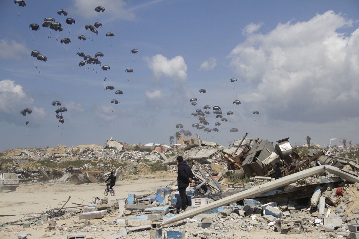 Weil auf dem Landweg zu wenig Hilfe kommt, muss sie mit Flugzeugen über dem Gazastreifen abgeworfen werden (25. März).