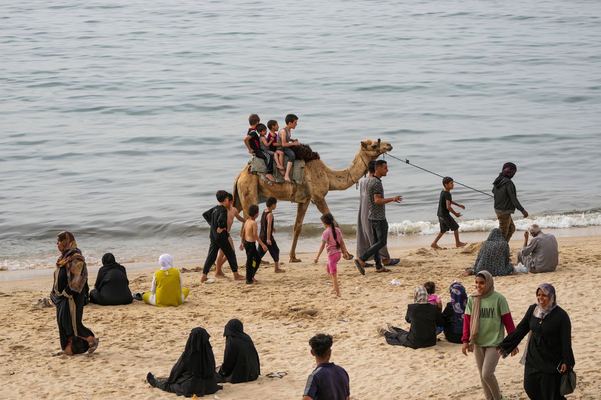 Hier soll der temporäre Hafen entstehen: Palästinensische Flüchtlinge am Strand im Gazastreifen. (25. April 2024)