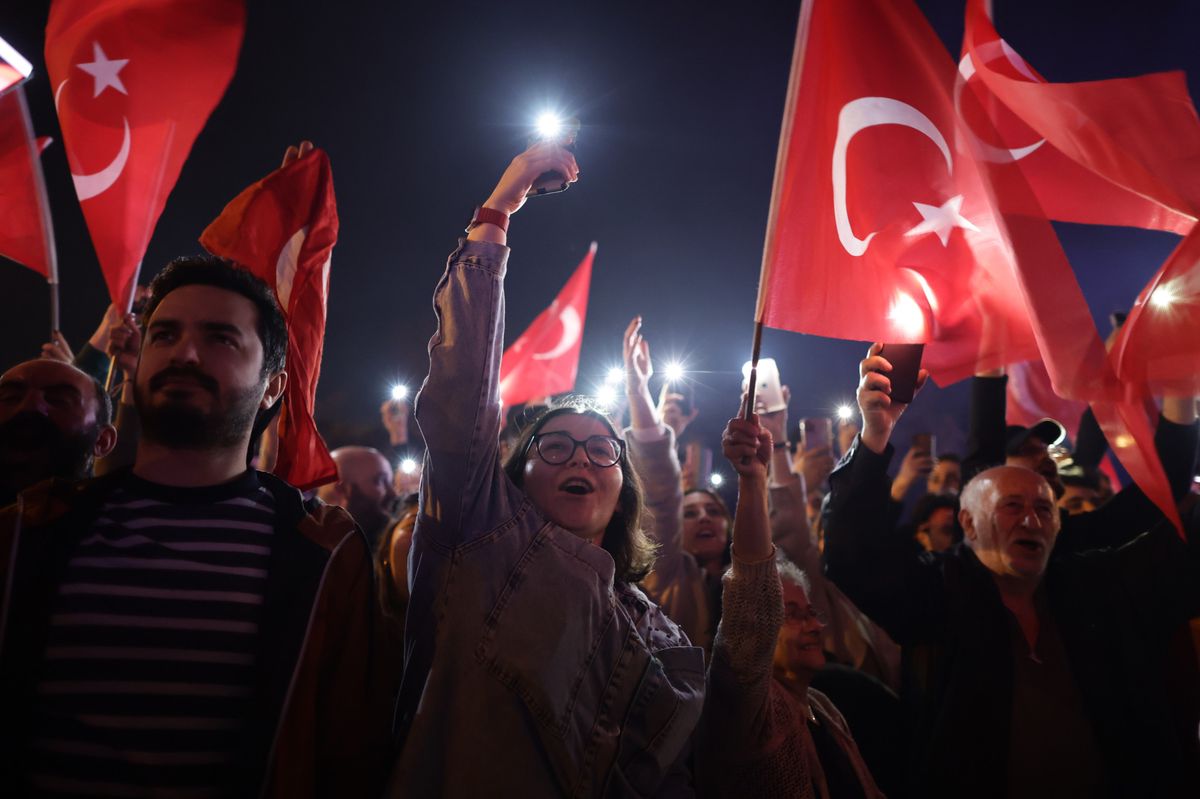 Eine Feier in Rot: Vor dem Istanbuler Rathaus herrscht nach der Wahl Euphorie.