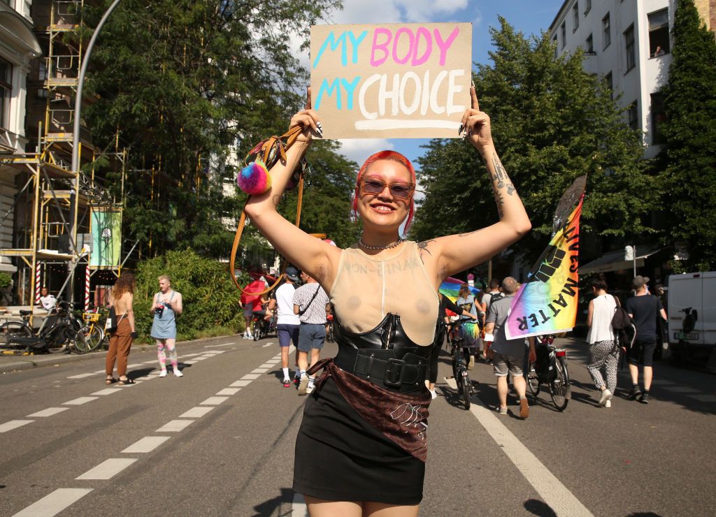 Künftig kann man beim Standesamt Geschlechtseinträge und Vornamen ohne Vorlage einer ärztlichen Bescheinigung ändern: Teilnehmerin der Berlin Trans Pride. 