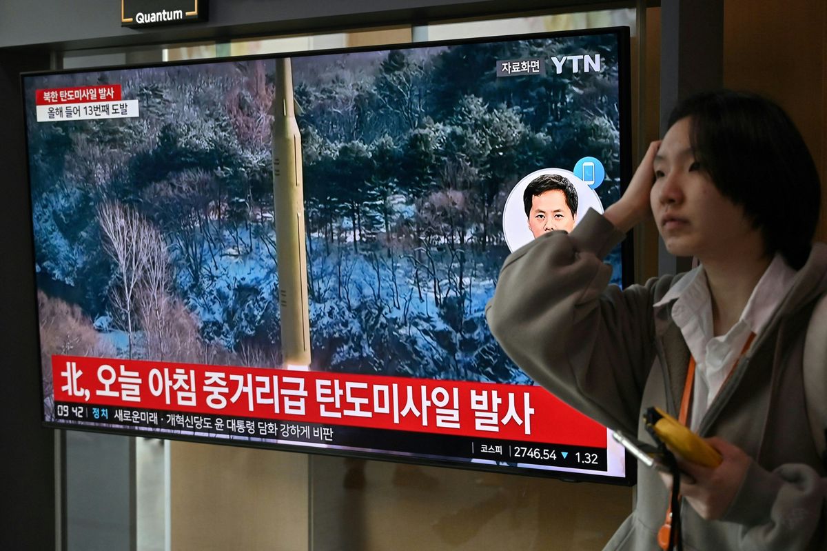Der Raketenstart wird in Seoul auf einem Bildschirm gezeigt. (2. April 2024)