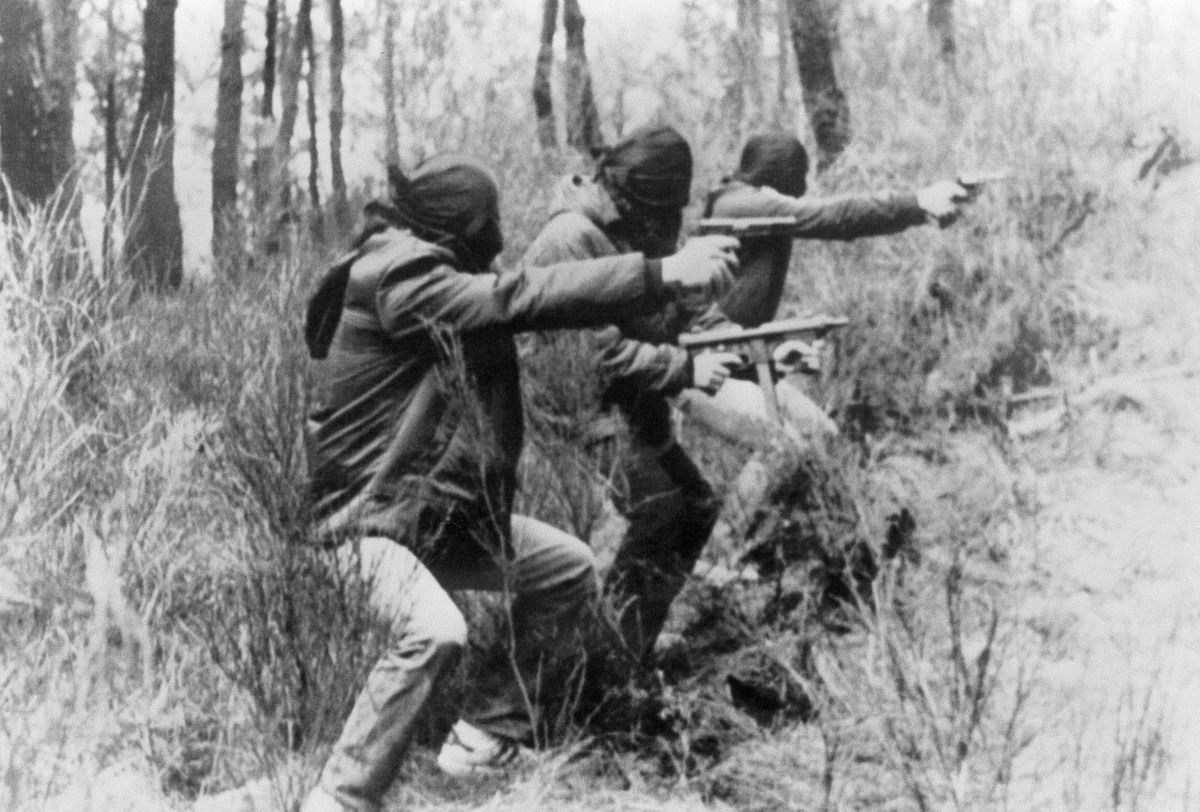 Begonnen hat die ETA als Widerstandsgruppe gegen den faschistischen Diktator Franco: Das Bild von 1982 zeigt junge Kämpfer bei einer Schiessübung in den baskischen Bergen.