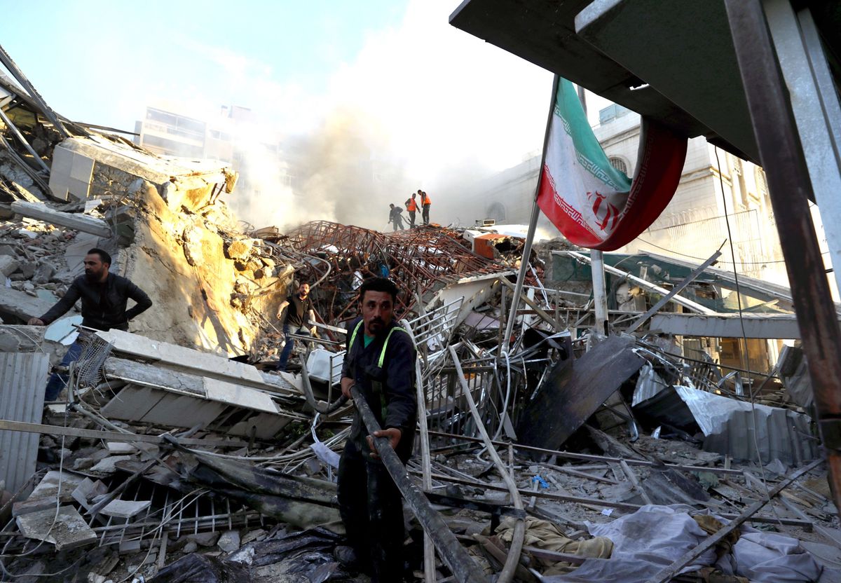 Rettungskräfte arbeiten in den Trümmern der zerstören Konsularabteilung der iranischen Botschaftan in Damaskus, Syrien.