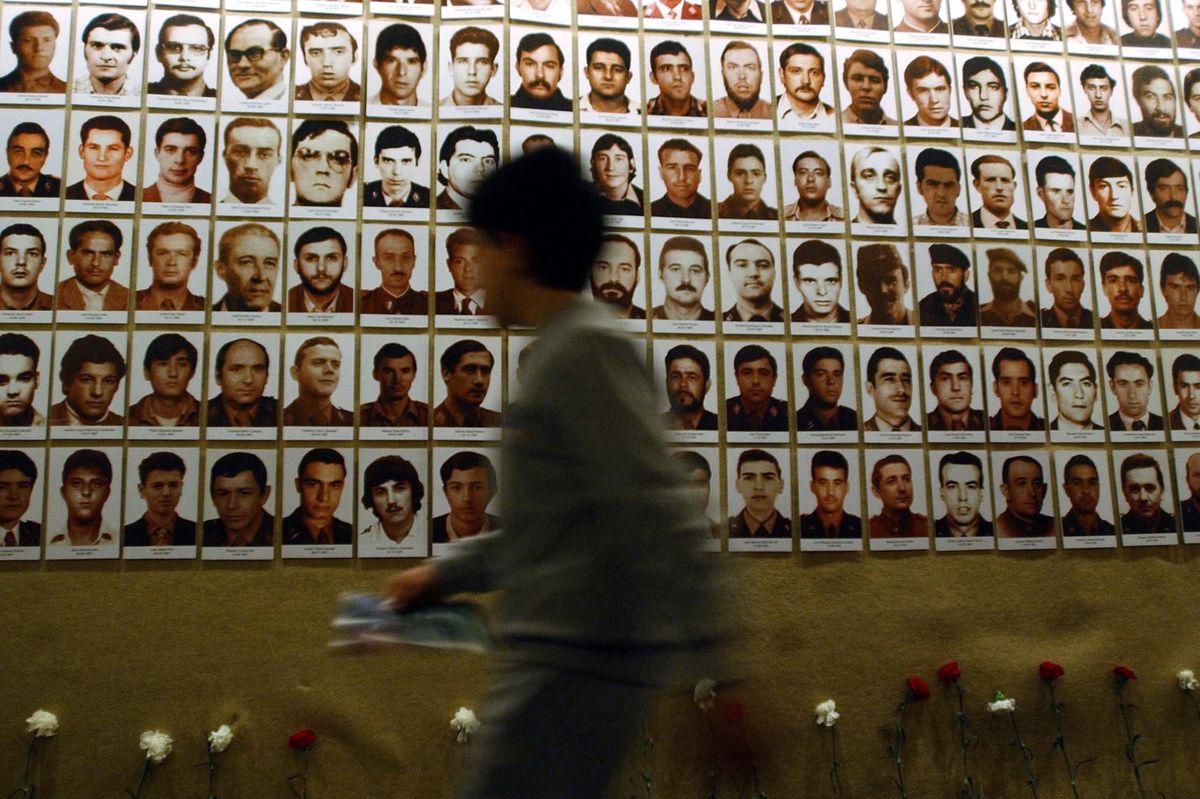Über 800 Menschen hat die ETA umgebracht. Eine Ausstellung in Sevilla zeigt Porträts der Getöteten. 