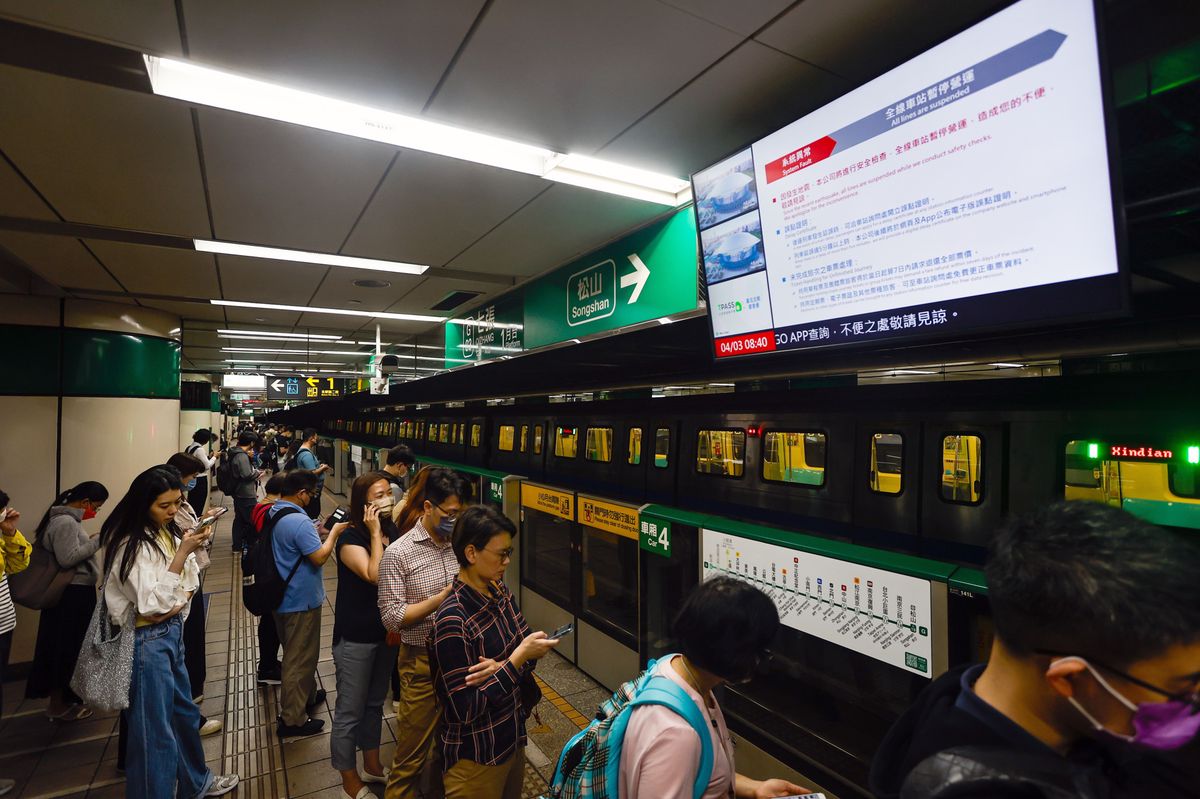 Passagiere werden in Taipeh auf Bildschirmen über die Auswirkungen der Erdbeben informiert (3. April 2024).