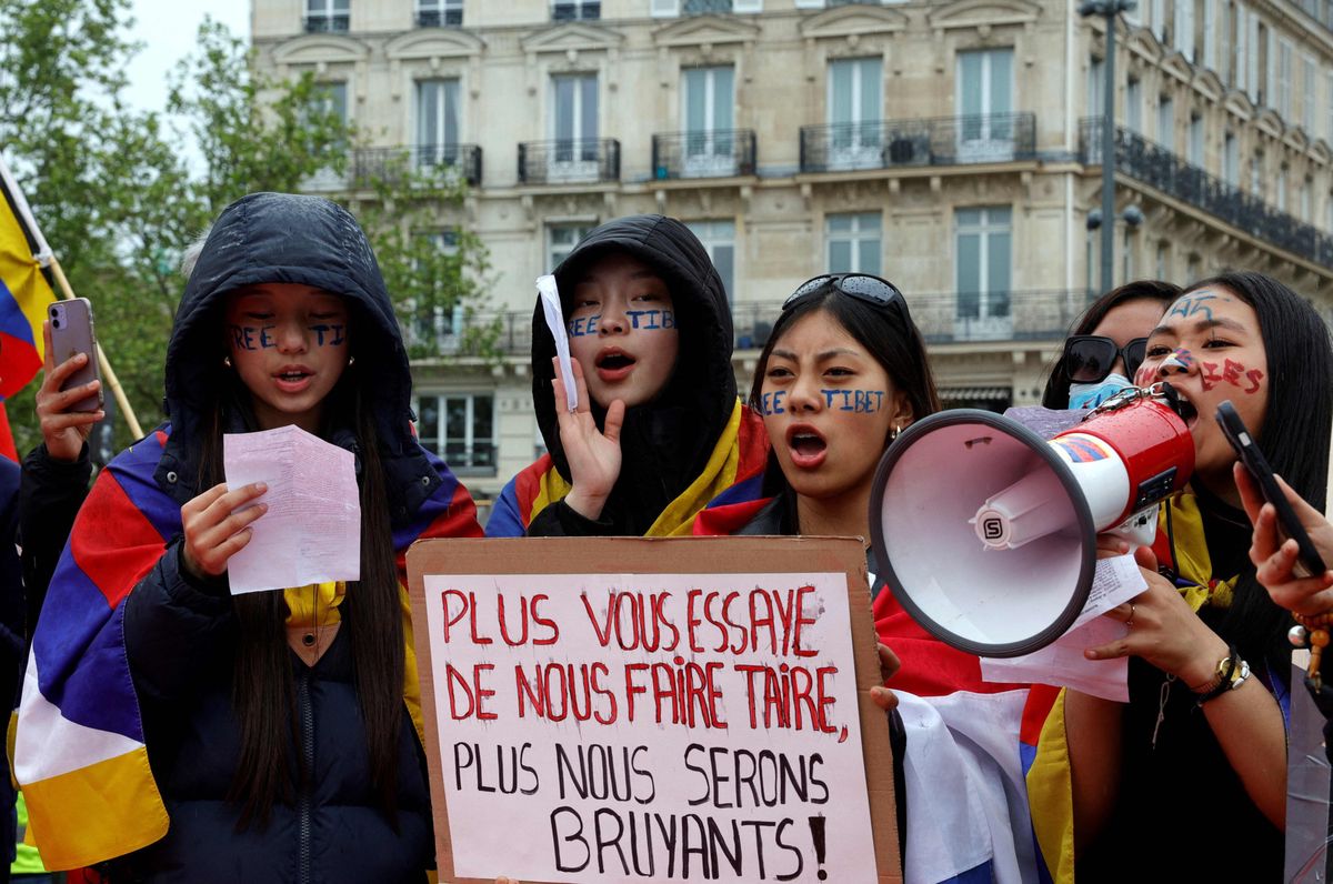 Tibetische Demonstrantinnen protestieren gegen die chinesische Politik und Xis Besuch, Paris, 5. Mai 2024.