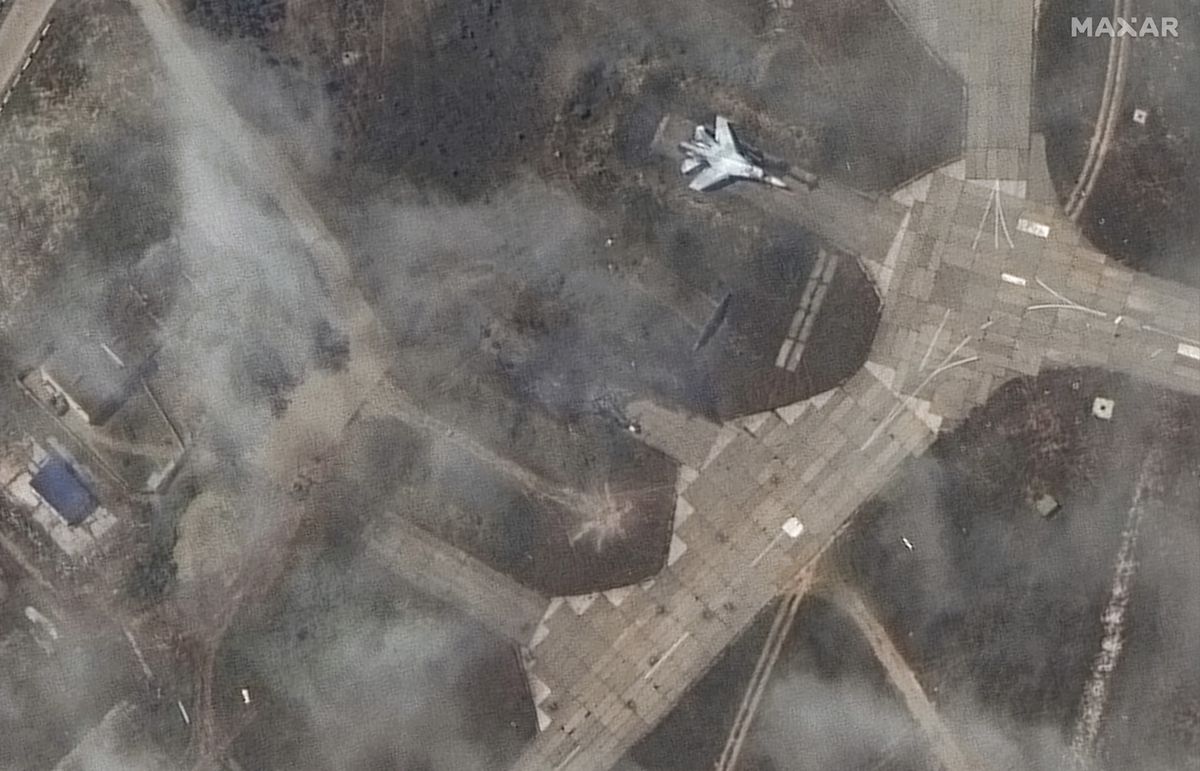 Das Bild zeigt gemäss Maxar eine zerstörte Su-27. 