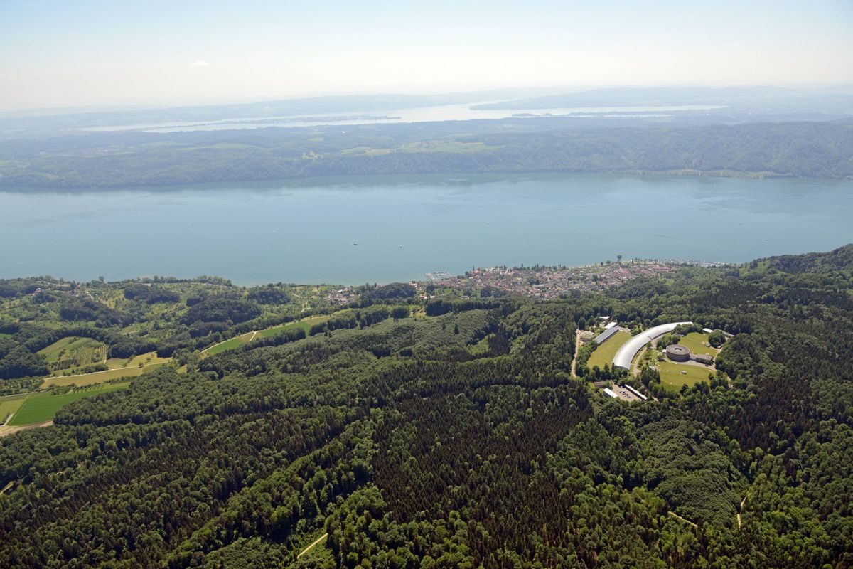 Die Trinkwasseraufbereitungsanlage auf dem Sipplinger Berg, unten das Städtchen Sipplingen und der Überlinger Arm des Bodensees, am Horizont der Untersee mit dem Schweizer Ufer.