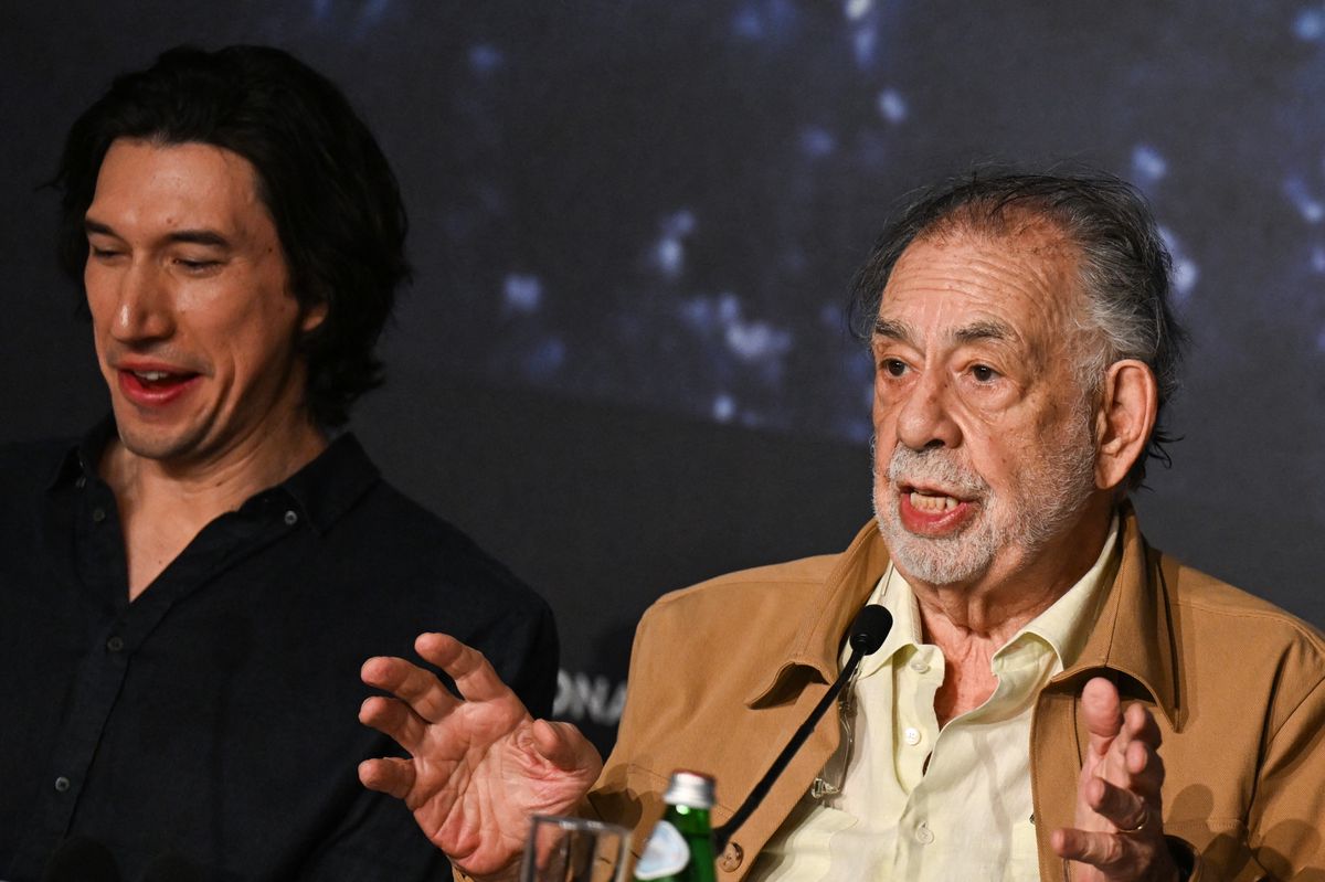 Francis Ford Coppola spricht neben Schauspieler Adam Driver über den Film «Megalopolis» am Film Festival in Cannes. (17. Mai 2024)