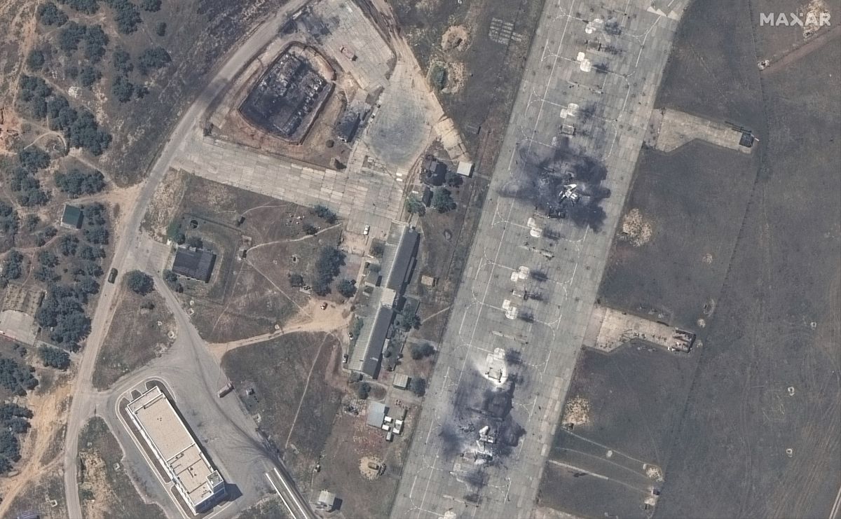 Die von Maxar Technologies veröffentlichten Satellitenaufnahmen des Militärflugplatzes Belbek auf der Krim zeigen ein Novum: Erstmals seit der russischen Invasion im Februar 2022 hat die Ukraine MiG-31-Kampfjets getroffen und zerstört. 