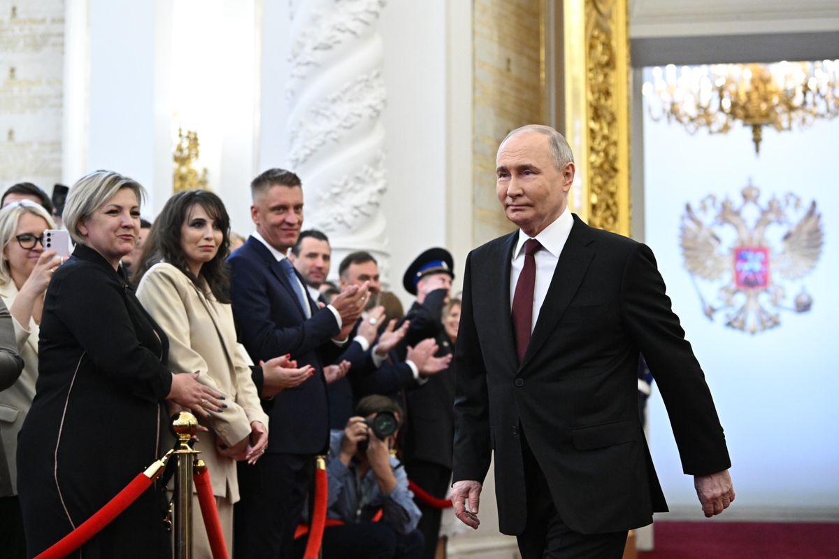 Zum fünften Mal den Amtseid geleistet: Wladimir Putin läuft vor der Zeremonie im Kreml an den Ehrengästen vorbei. 