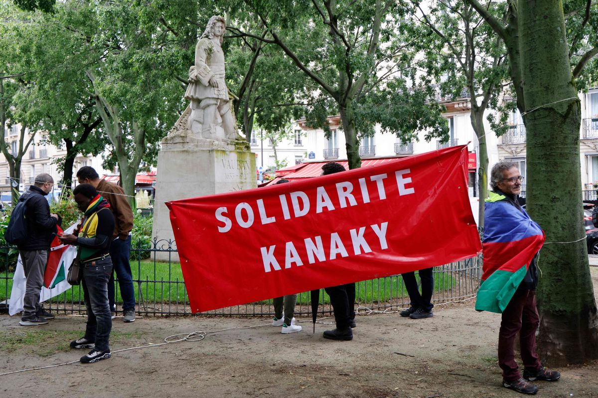 «Solidarität mit den Kanaken» fordern diese Demonstranten in Paris.