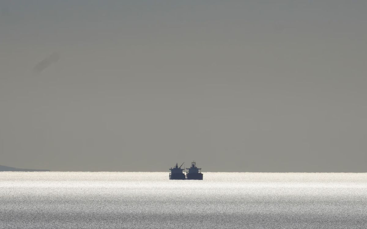 Früher sah man im griechischen Ageranos nachts beim Blick aufs Meer den Leuchtturm der Insel Kythira. Doch seit zwei Jahren leuchten Dutzende Tanker im Meer. Experten sind sich sicher: Da draussen wird russisches Öl auf andere Schiffe gepumpt. Und nach Europa gebracht – trotz Sanktionen.