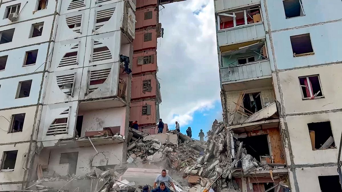 Russische Hilfskräfte bei der Arbeit am eingestürzten Hochhaus.