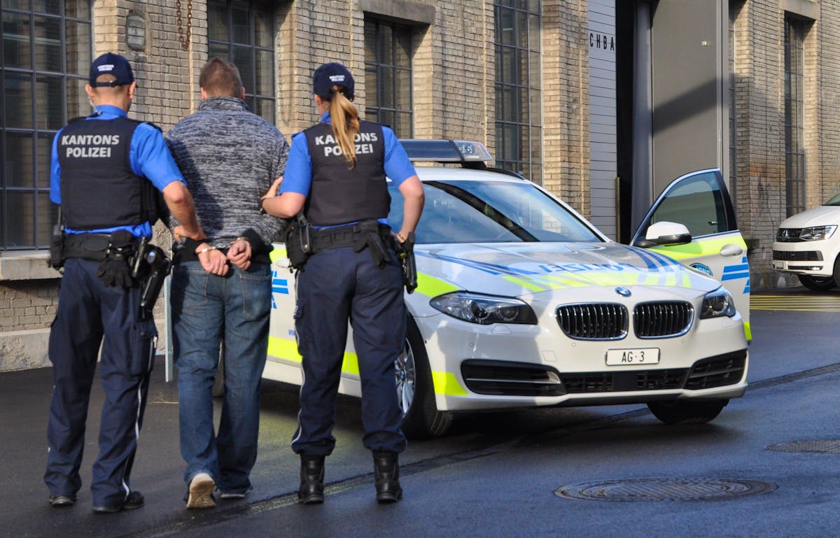 Die Kantonspolizei traf am Donnerstagabend in Brunegg AG einen mutmasslichen Einbrecher auf besondere Art an. Der 32-Jährige wurde schlafend am Ort des Geschehens gefunden. (Symbolbild)