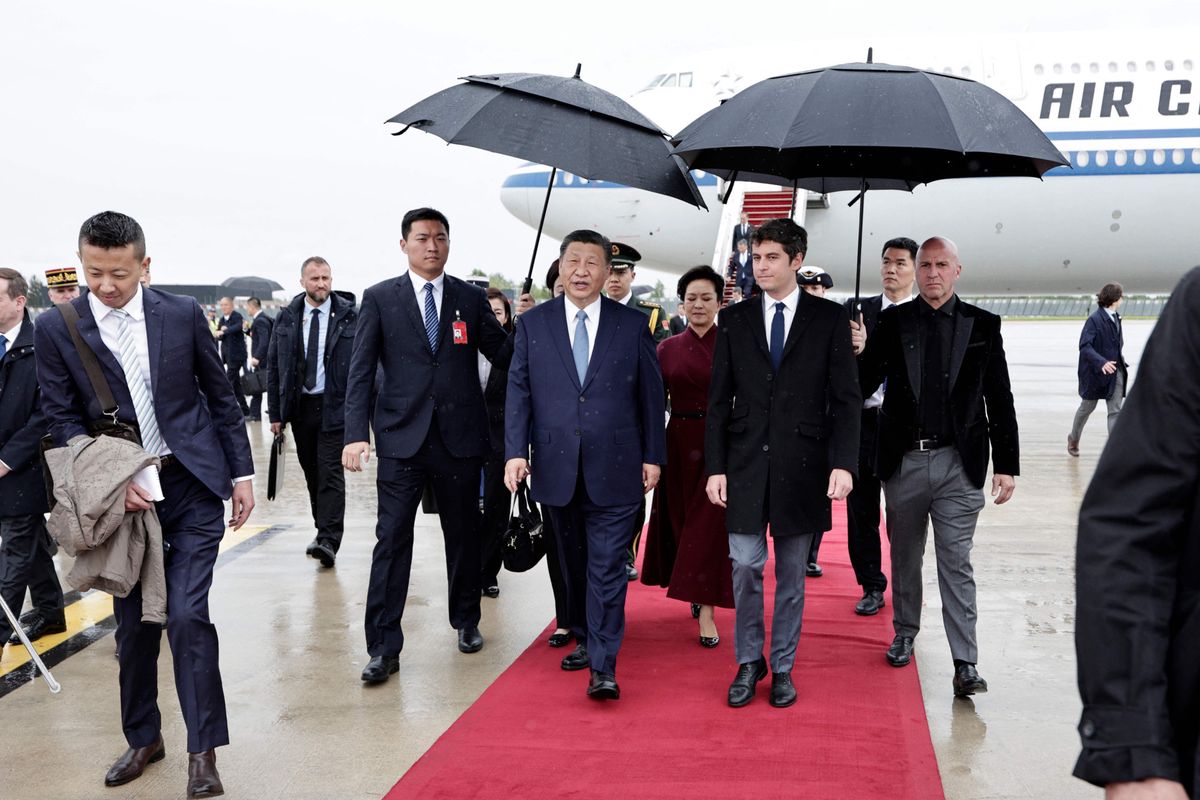Der französische Premierminister Gabriel Attal (2. v. r.) empfing Chinas Präsident Xi Jinping und seine Frau Peng Liyuan am Pariser Flughafen Orly.